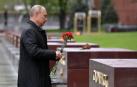 Putin deposita flores sobre la tumba del Soldado Desconocido.