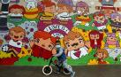 Un niño juega con su bicicleta en L'Hospitalet (Barcelona).
