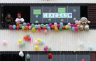 Los vecinos del edificio del barrio pamplonés situado en la plaza entre las calles Londres y Madrid celebraron este domingo, 10 de mayo,una fiesta de disfraces como agradecimiento a los que han aguantado el confinamiento durante la epidemia de coronavirus.