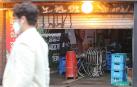 Un hombre pasa por delante de un bar cerrado en Seúl.