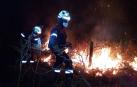 Bomberos, en el incendio del monte Bagordi.