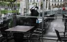 Un hostelero trabaja en la instalación de mamparas en un bar de la plaza del Castillo.