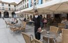 Rubén Torres desinfecta un velador del Quei Plaza.