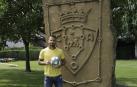 Rubén García posa junto al escudo de su equipo.