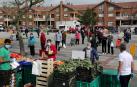 Panorámica de la plaza del mercadillo de Barañáin desde uno de los seis puestos de verdura. Con zonas de espera en cada uno de los puntos de venta.