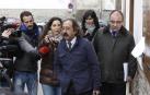 Javier Asáin, en el centro de la imagen, atiende a los medios de comunicación tras acompañar a Andía, derecha, en una declaración en Aoiz.