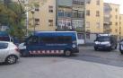 Mossos D'Esquadra, en una operación contra el tráfico de drogas y armas en Badalona.