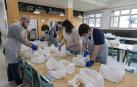 Voluntarios preparan los alimentos para los usuarios del comedor.