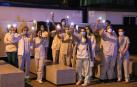 Sanitarios del Complejo del Hospital de Navarra reciben el homenaje del cuerpo de Bomberos.