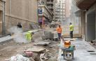 Varios operarios trabajan en el tramo de la calle Capuchinos de Tudela.