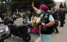 La asociación de Moteros de Navarra acudió este jueves, 14 de mayo, a rendir homenaje a los sanitarios por su labor en la luch contra el coronavirus.