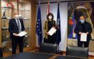La presidenta del Consejo Superior de Deportes (CSD), Irene Lozano, y los presidentes de LaLiga, Javier Tebas, y la Federación Española de Fútbol (RFEF), Luis Rubiales (i), durante la firma del código de buena conducta del fútbol