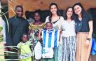 El sacerdote Lucas Ounambele, con personas del centro que atiende en Obala, en Camerún, y con voluntarias.