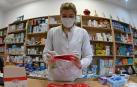 Una farmacéutica prepara las mascarillas para los ciudadanos madrileños.