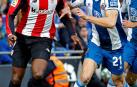 El delantero del Athletic de Bilbao Iñaki Williams, y el jugador del Espanyol Marc Roca pelean por un balón