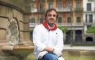 Javier Bañales en el quiosco de la Plaza del Castillo, uno de los corazones de los Sanfermines que él siente tan cerca.