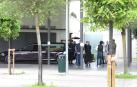 La llegada de un coche fúnebre al cementerio de Pamplona.