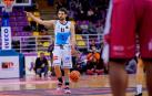 El base navarro Mikel Úriz marca la jugada en la final de la Copa Princesa, título que su equipo, el Delteco Gipuzkoa Basket, ganó esta temporada.