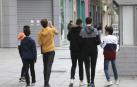 Adolescentes paseando por una calle de Pamplona