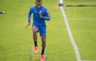 Pervis Estupiñán hace un ejercicio de 'skipping' en el entrenamiento de este viernes en Tajonar.
