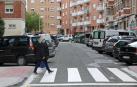 Una persona cruza la calle Ricardo Bel, donde se suprimirán parte de los aparcamientos.