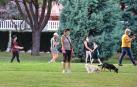 Paseantes en un parque de Huelva el 8 de mayo de 2020.