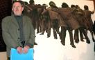 Juan Genovés, junto a su obra más reconocida, 'El abrazo', en 2001.