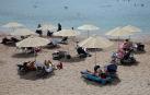 Los habitantes griegos estrenan las playas con distanciamiento de seguridad y bajo una ola de calor.