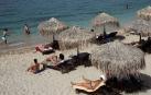 Los griegos estrenan las playas bajo una ola de calor y con distanciamiento
