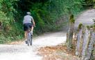 Un ciclista, por el sendero que rodea el pantano de Eugui.