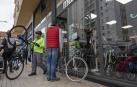Un cliente retira una bicicleta de una tienda de bicicletas.