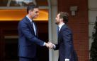 Arranca la reunión de Sánchez y Casado tras saludarse con un apretón de manos