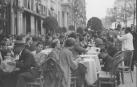 Imagen de una terraza de Madrid durante el Primero de Mayo de 1935. ABC