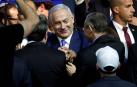 Netanyahu es felicitado por simpatizantes de su partido, el Likud.