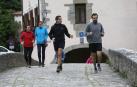 Corredores y paseantes coinciden en el puente de la Trinidad de Arre, en el límite con Villava.