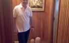 Alejo Sandoval, de 71 años, en el pasillo de su casa de Barañáin.