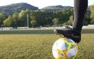 Mutilvera, San Juan, Beti Kozkor y Pamplona lucharán por una plaza en Segunda B. En la foto, un jugador posa en el campo Giltxaurdi de Elizondo.