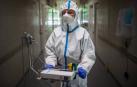 Una enfermera, en la UCI de un hospital de Budapest.