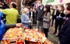 Los Reyes han visitado la madrugada de este jueves el mercado central de pescados y también el de frutas y hortalizas en Mercamadrid, la mayor plataforma de distribución, comercialización, transformación y logística de alimentos frescos de España.