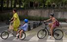 Varias personas cruzan un paso de peatones en bici en Pamplona.