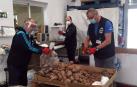 Varios voluntarios del Banco de Alimentos, en plena faena.