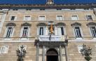 Torra vuelve a colgar la pancarta de los "presos políticos" en la Generalitat