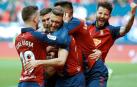 Los jugadores de Osasuna celebran el gol de Roberto Torres.