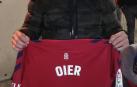 Berenguer visita El Sadar y se lleva la camiseta de Oier