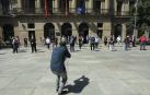 Las instituciones navarras se sumaron este miércoles, con un minuto de silencio y banderas a media asta en sus edificios, al luto oficial por las víctimas del covid-19.