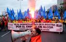 Miles de personas han participado esta mañana en A Coruña en una gran manifestación contra el cierre de las plantas de Alcoa en Avilés y en A Coruña.