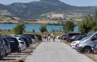Parking de la bahía de Lerate este jueves por la tarde, con casi 300 plazas de estacionamiento regulado a orillas del embalse de Alloz.