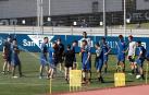 Arrasate, con el segundo grupo de trabajo de la mañana. Al fondo, en el otro campo, está el primero tras su entrenamiento.