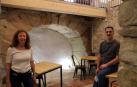 Gael Cecchetto y Luis González, con el arco romano. A la derecha está el pozo medieval y tras la cámara el pasadizo al pozo público.