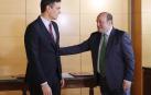 El presidente del Gobierno en funciones, Pedro Sánchez, y el presidente del PNV, Andoni Ortuzar, durante la firma del acuerdo por el que los nacionalistas vascos votarán a favor de la investidura de Sánchez, este lunes en el Congreso.